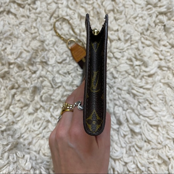 Louis Vuitton Monogram Bucket Pouch 23 - Picture 6 of 12